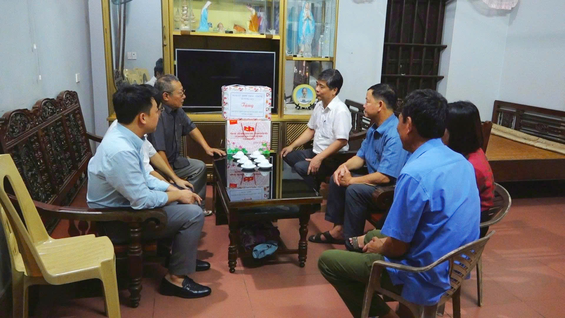 Các đồng chí lãnh đạo Xã Nghĩa Sơn tổ chức thăm, tặng quà nhân kỷ niệm 78 năm Ngày thương binh liệt sỹ. 
