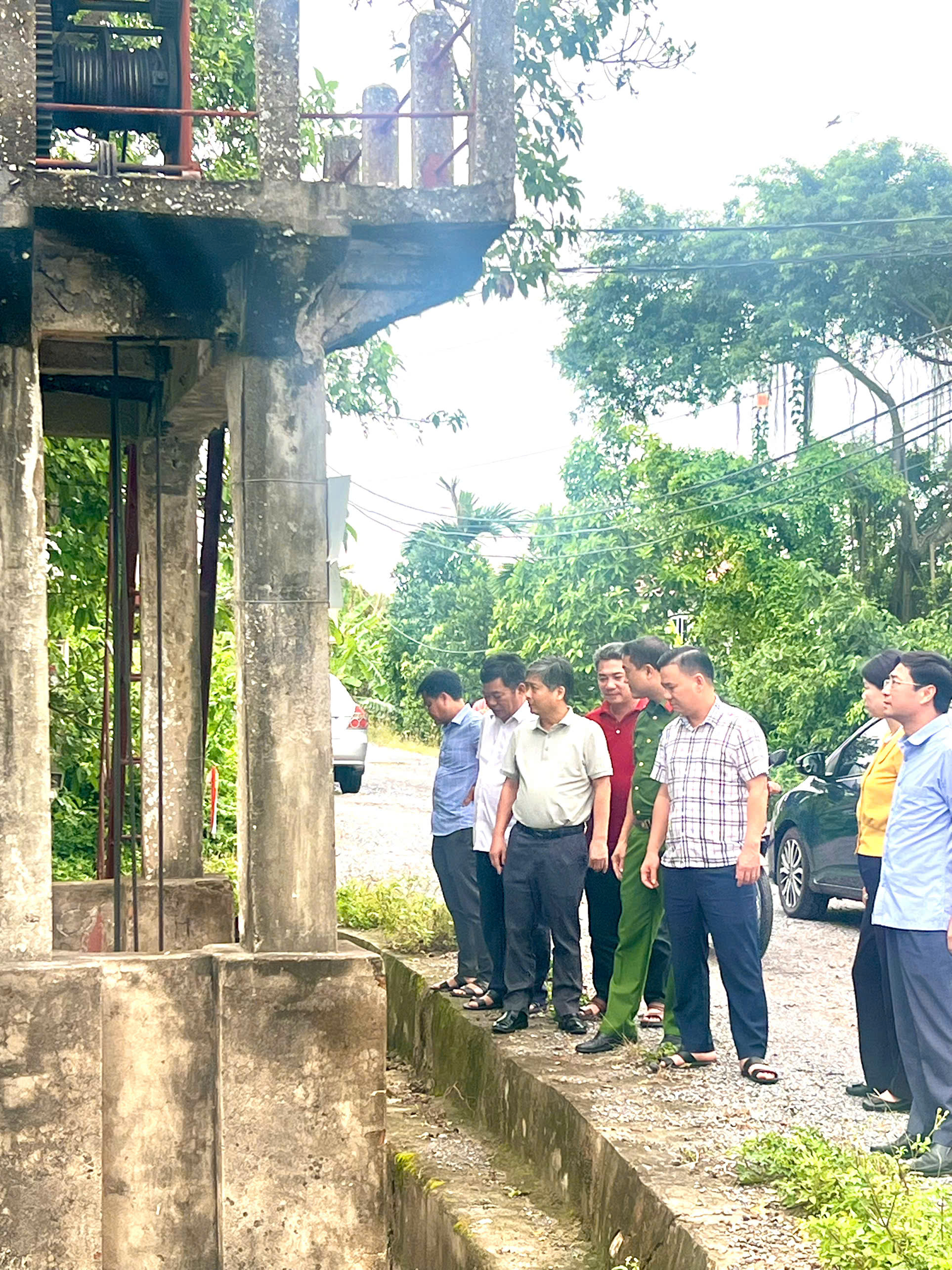 Lãnh đạo xã Nghĩa Sơn kiểm tra công tác phòng, chống bão số 3