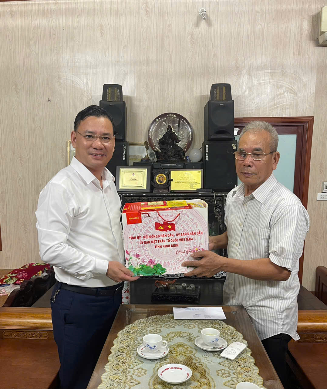 Xã Nghĩa Sơn tổ chức thăm hỏi, tặng quà gia đình chính sách, người có công nhân dịp 27/7