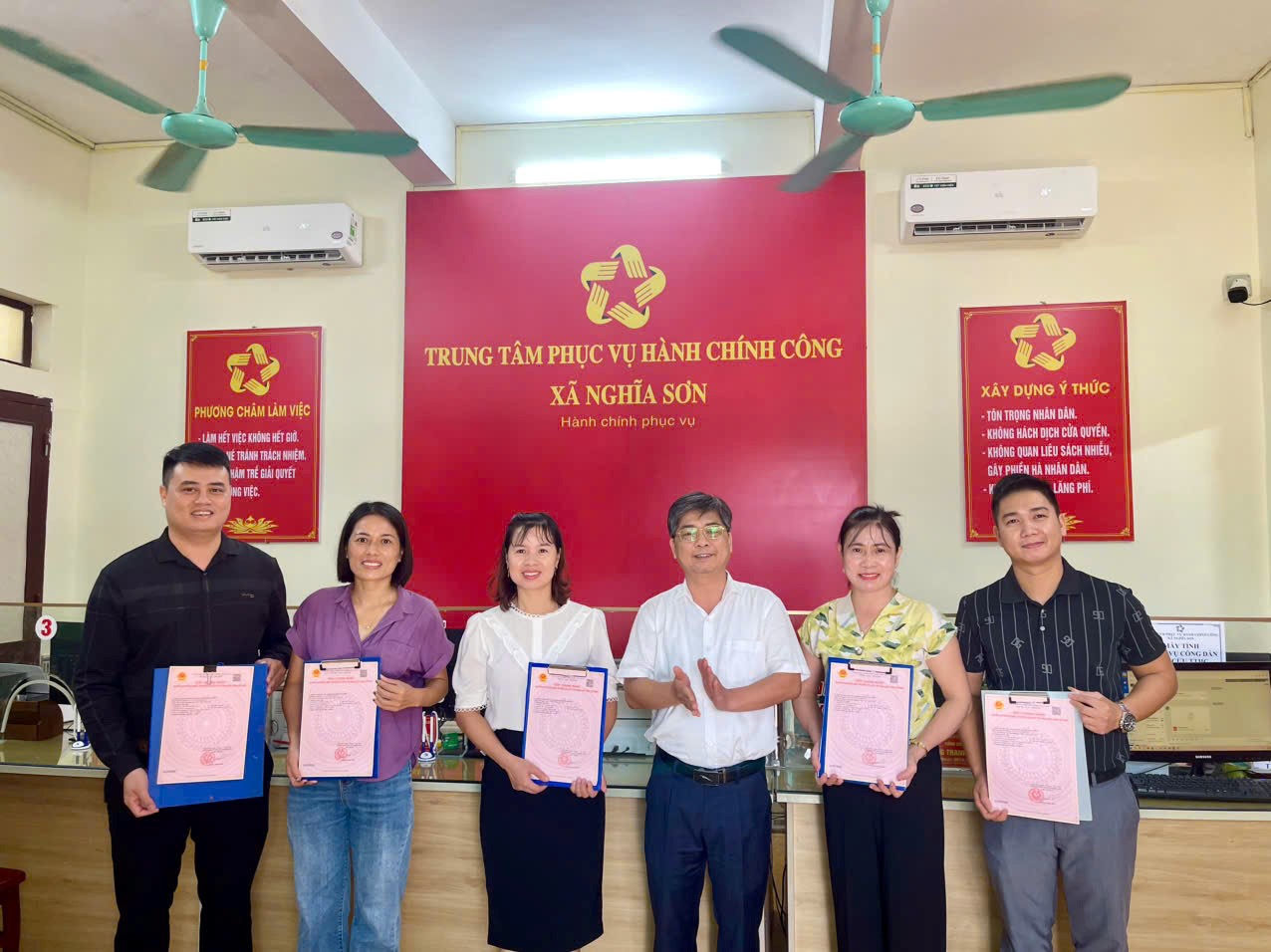 Xã Nghĩa Sơn, tỉnh Ninh Bình tổ chức trao Giấy chứng nhận quyền sử dụng đất cho người dân 