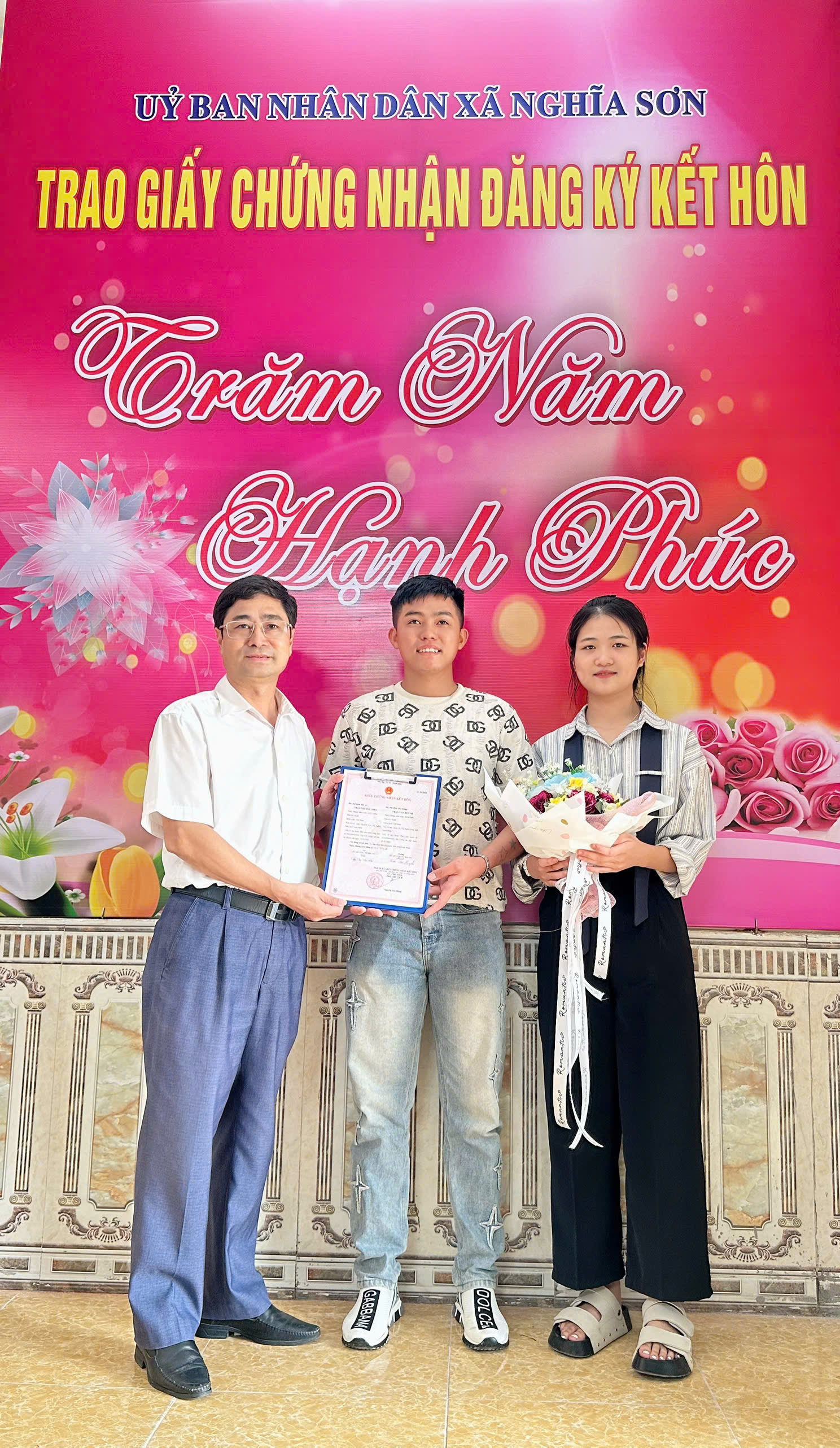 TRAO GIẤY CHỨNG NHẬN ĐĂNG KÝ KẾT HÔN CHO CẶP ĐÔI TRẺ TẠI UBND XÃ NGHĨA SƠN