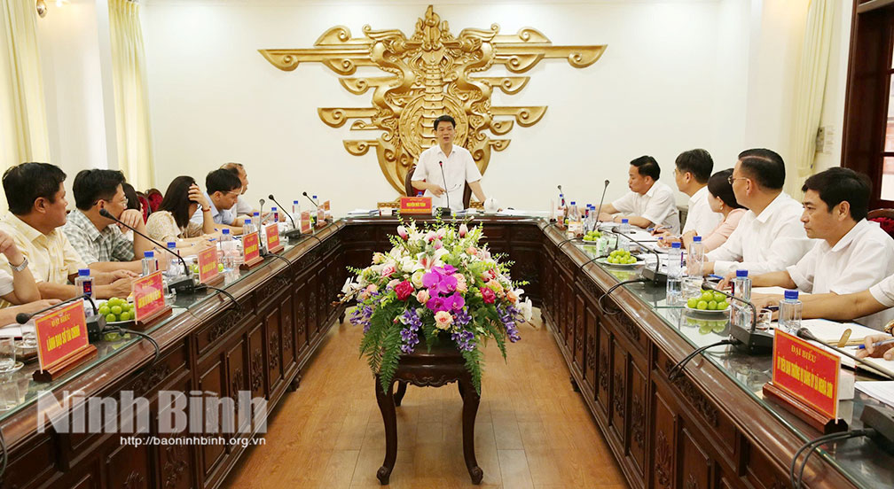 Các đồng chí Ủy viên Ban Thường vụ Tỉnh phê duyệt chương trình Đại hội Đảng xã, phường